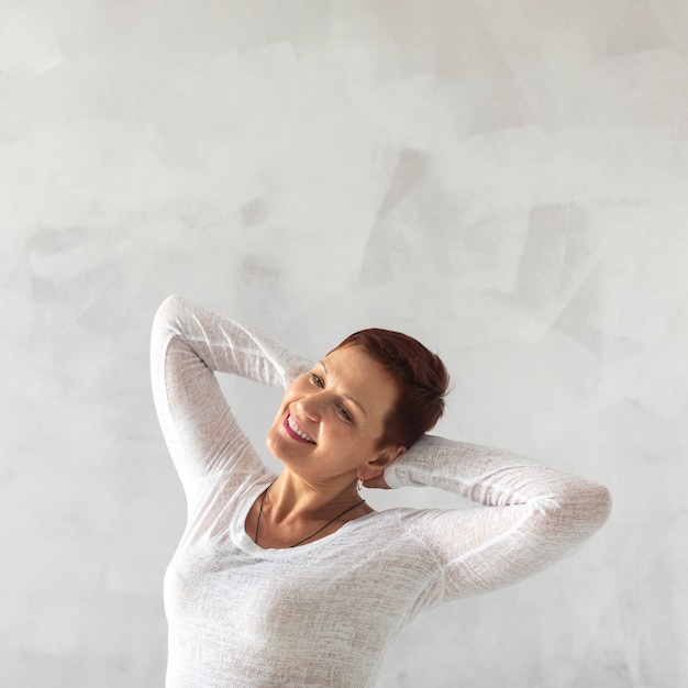 Foto gratuita donna abbastanza matura con i capelli corti