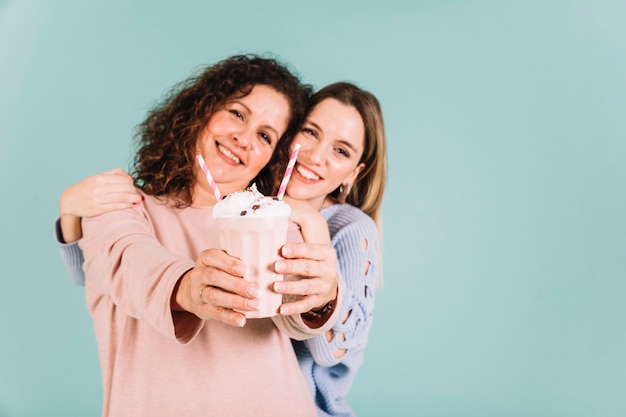 Pretty madre e figlia con milkshake