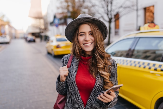 Free photo pretty pale lady in casual attire hurrying to job in autumn morning