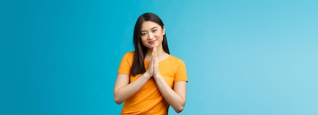 Foto gratuita piuttosto per favore ragazza chiedendo educatamente carino affascinante donna asiatica sorridente teneramente tenere le mani pregare grinni