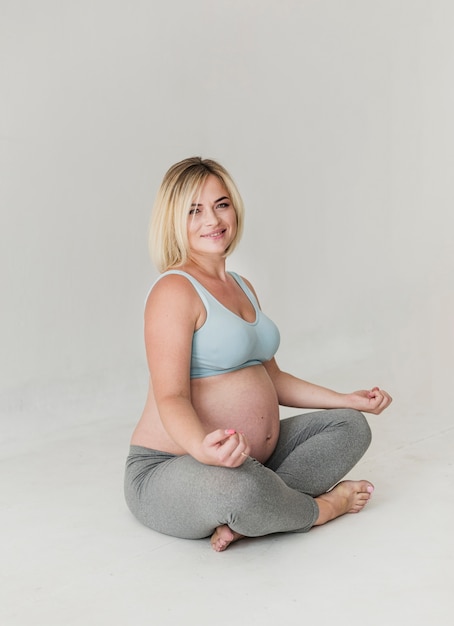 Foto gratuita donna incinta graziosa che medita