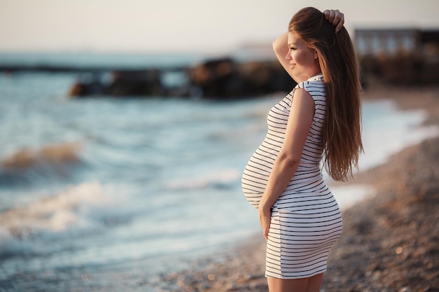 海の近くのかなり妊婦