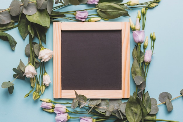 Free photo pretty roses around chalkboard