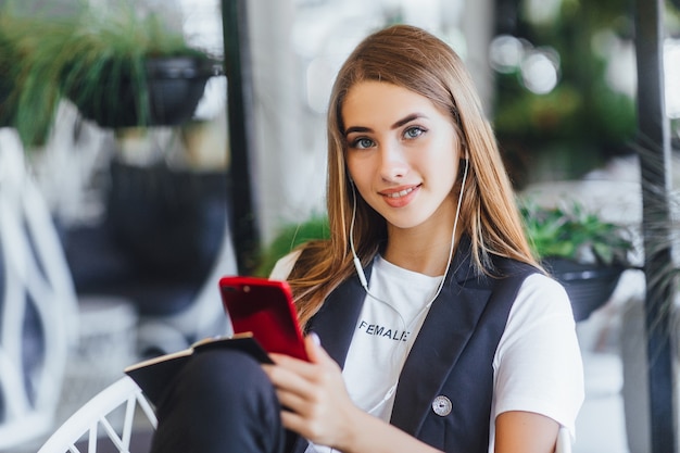 Free photo pretty student listening music in office