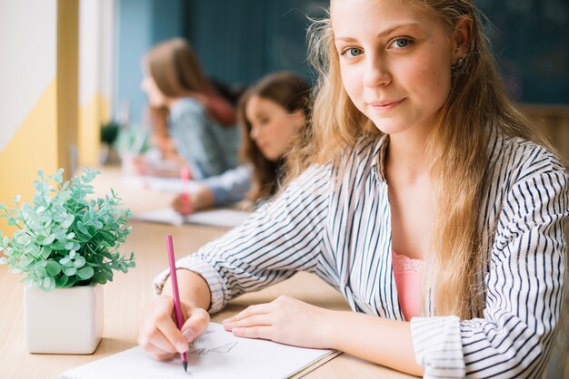 Free photo pretty student taking notes in notepad