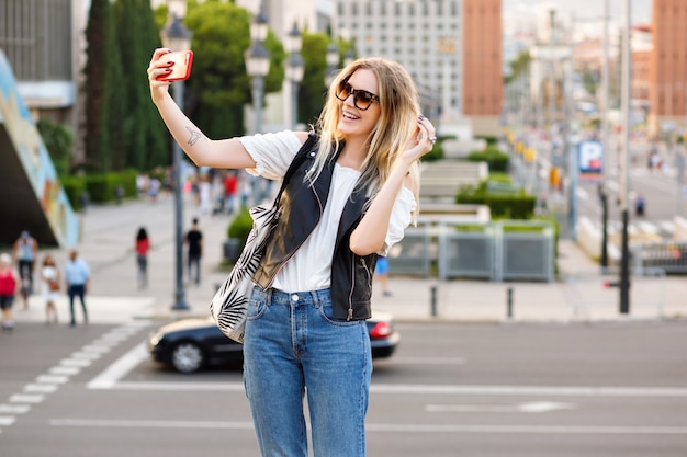 예쁜 관광 금발 여자 길거리에서 selfie를 만드는