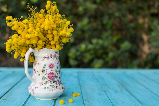 Foto gratuita vaso graziosa con fiori all'aperto