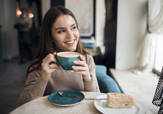 Красивая женщина в кафе с кофе