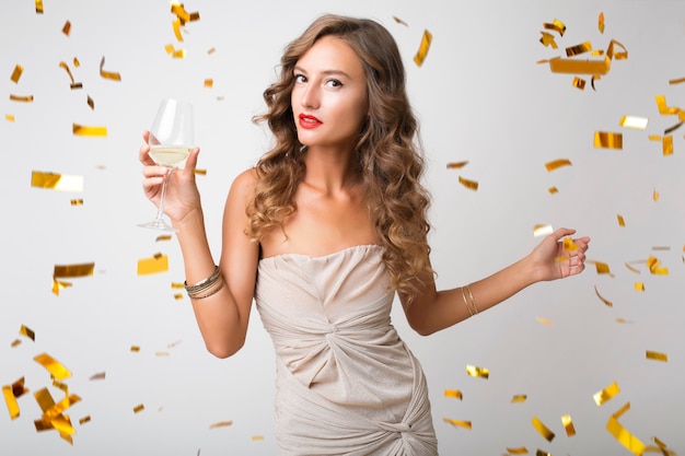 Красивая женщина празднует новый год, пьет шампанское