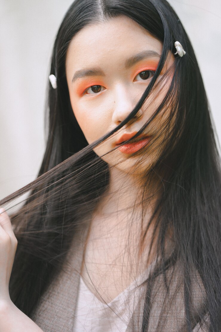 무료 Photo 크림 컬러 드레스 예쁜 여자 서 있고 낮 동안 찾고.