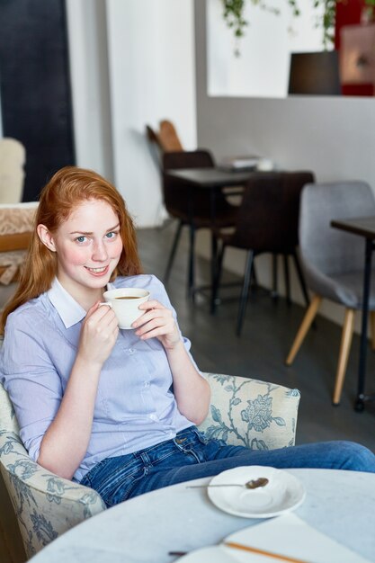 香り豊かなコーヒーを楽しんでいるきれいな女性