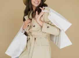 Бесплатное фото Красивая женщина в пальто и коричневой шляпе с сетками