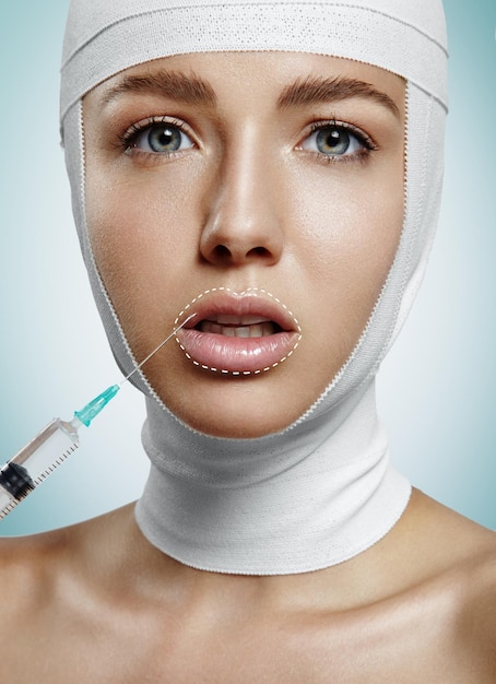 Красотка увеличивает губы инъекцией хирургическими линиями