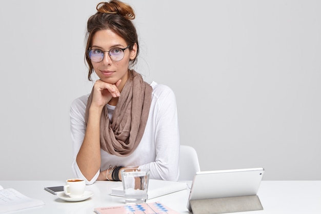 Foto gratuita il responsabile della donna graziosa prepara le informazioni per il rapporto