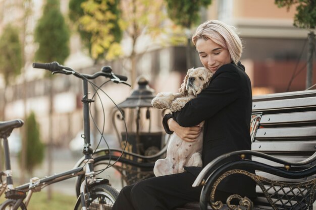 かわいい犬をかわいがるきれいな女性