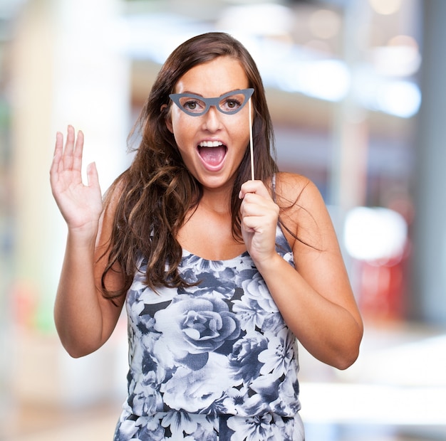 Foto gratuita bella donna giocando con accessori di partito