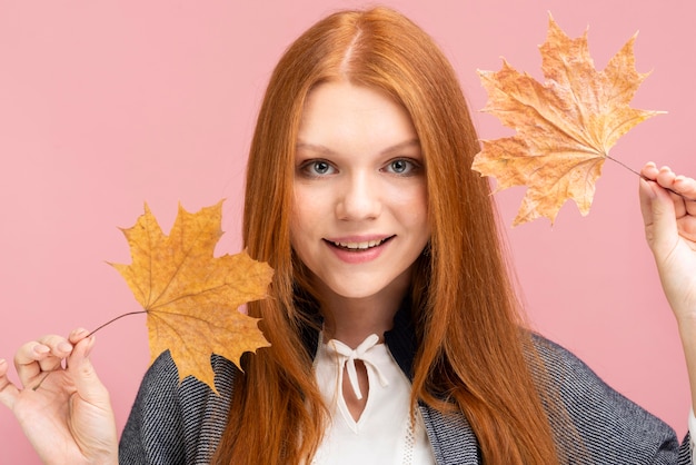 Free photo pretty woman posing with leaves