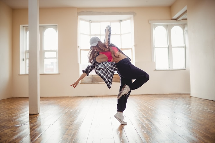 Free Photo pretty woman practising hip hop dance