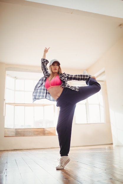 Free photo pretty woman practising hip hop dance