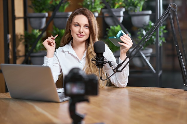 Bella donna che si prepara per l'intervista nella trasmissione in diretta