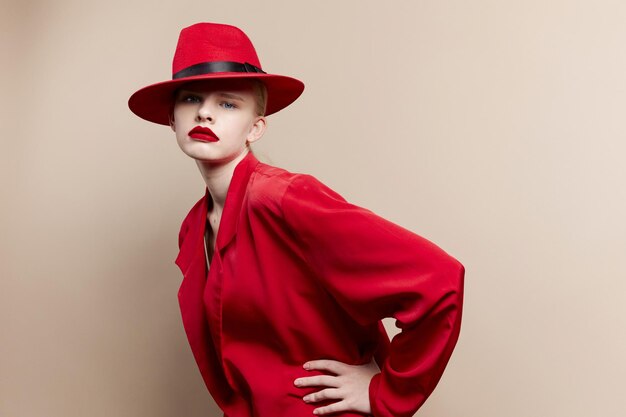 プリティウーマンの赤いジャケットと帽子の赤い唇のファッションスタジオモデルは変更されていません Premium写真