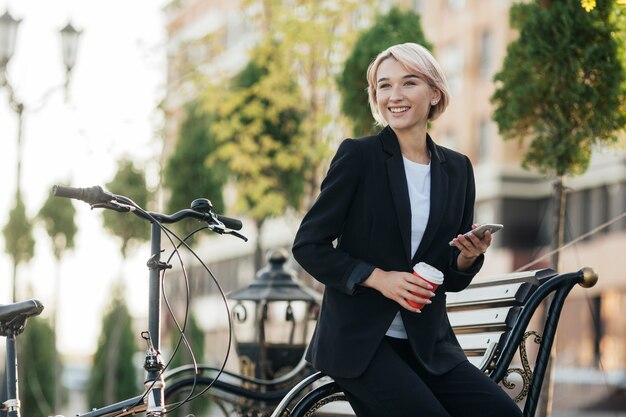 屋外でリラックスするきれいな女性