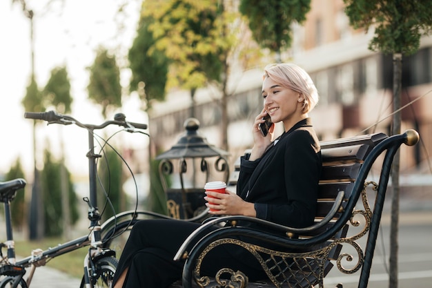 Free photo pretty woman sitting on the bench