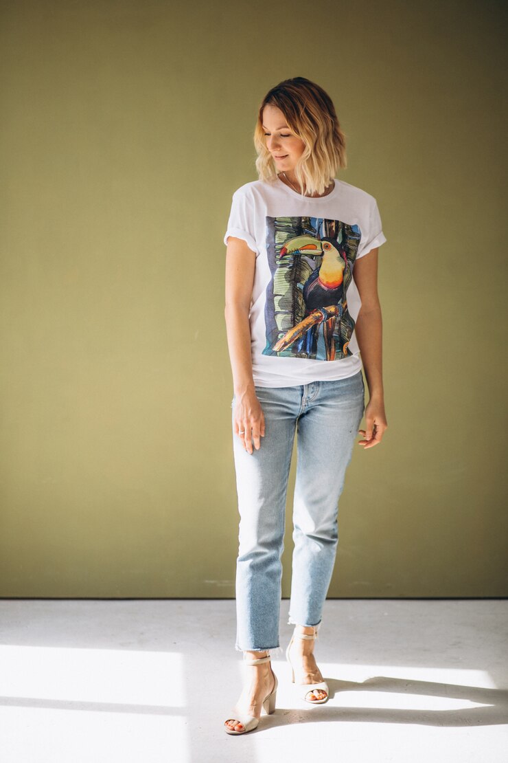 Free Photo pretty woman wearing tshirt