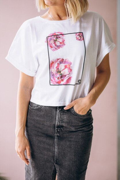 Tシャツを着てきれいな女性