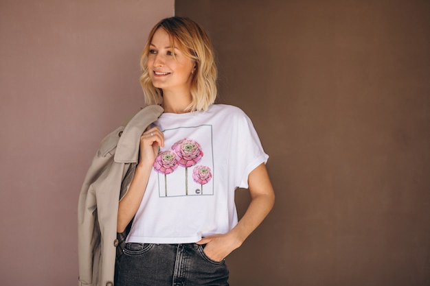 Foto gratuita tshirt da portare della donna graziosa