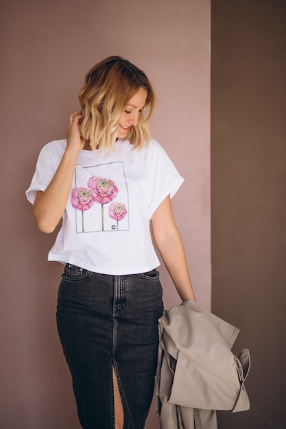 Tシャツを着てきれいな女性