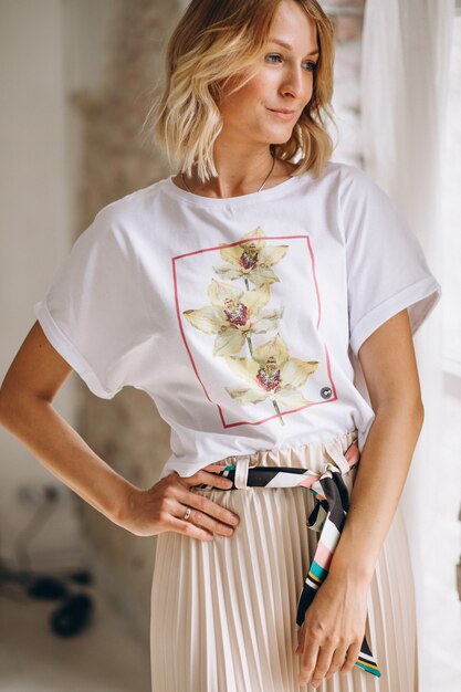 Tシャツを着てきれいな女性