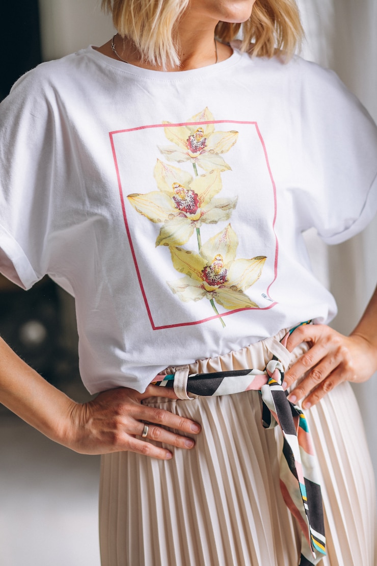 Free Photo pretty woman wearing tshirt