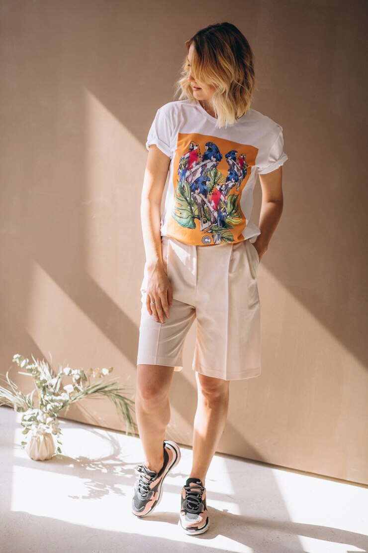 Free Photo pretty woman wearing tshirt