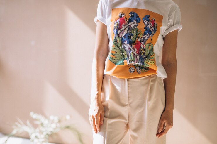 Free Photo pretty woman wearing tshirt
