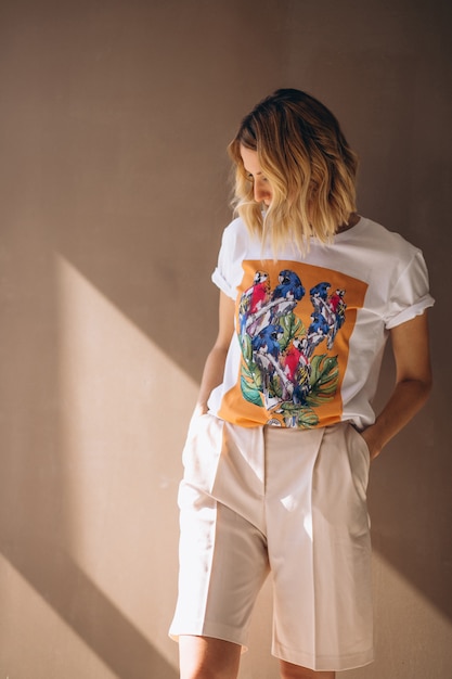 Tshirt를 입고 예쁜 여자