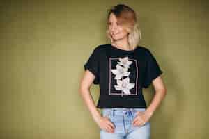 Free photo pretty woman wearing tshirt