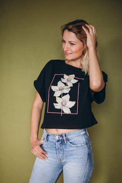 Free photo pretty woman wearing tshirt