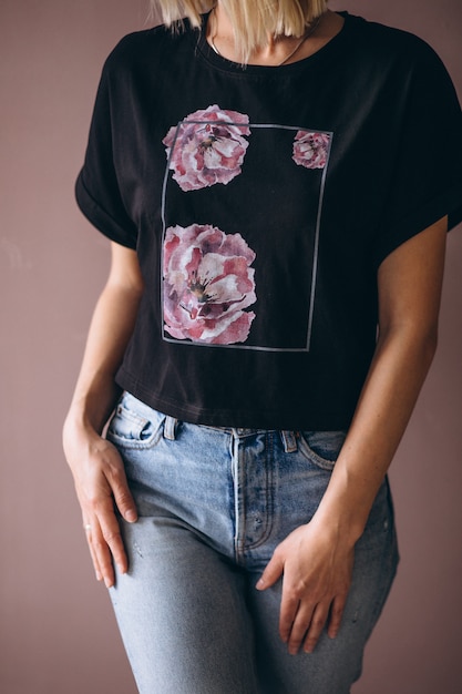 Foto gratuita tshirt da portare della donna graziosa