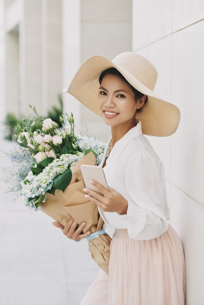 花束ときれいな女性