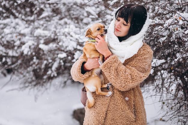 彼女の小さなかわいいペットの犬と一緒にきれいな女性