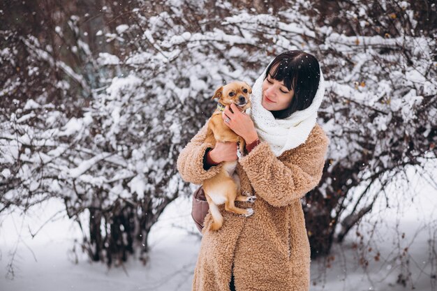 그녀의 작은 귀여운 애완견과 예쁜 여자