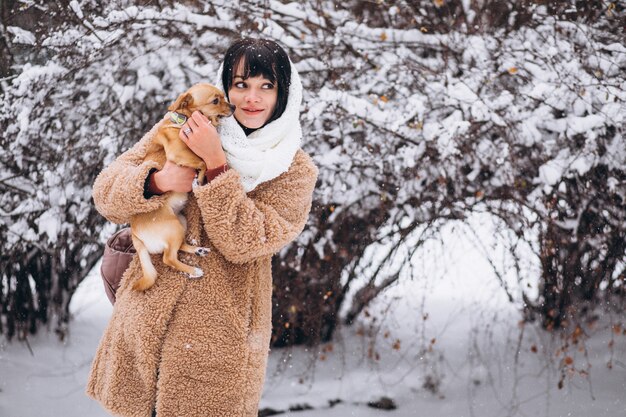 彼女の小さなかわいいペットの犬と一緒にきれいな女性