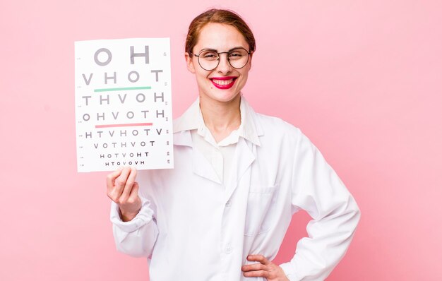 красивая женщина с тестом на оптическое зрение