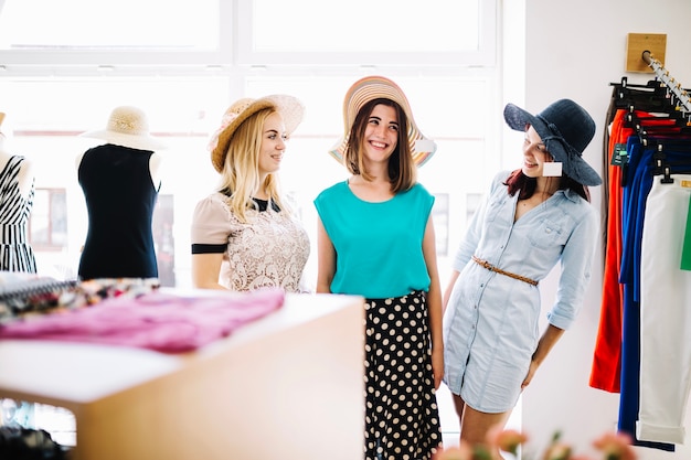 Foto gratuita donne graziose che adattano i cappelli