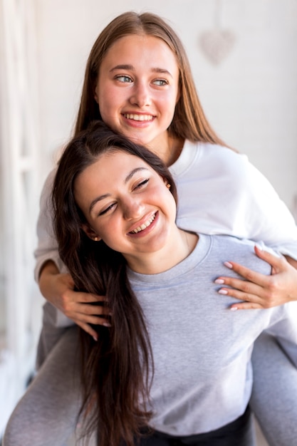 Foto gratuita donne graziose che sorridono mentre giocando