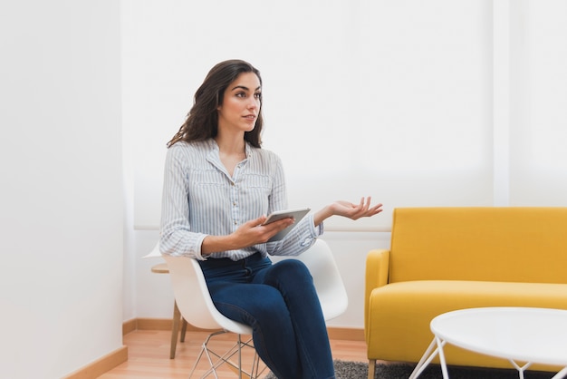 Foto gratuita abbastanza lavoratore facendo gesti a qualcuno