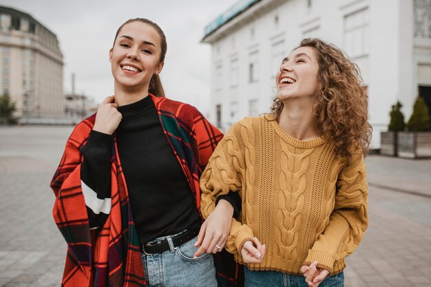 Foto gratuita ragazze abbastanza giovani che si divertono insieme