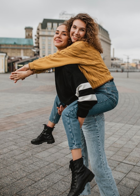 Foto gratuita ragazze abbastanza giovani che si divertono insieme