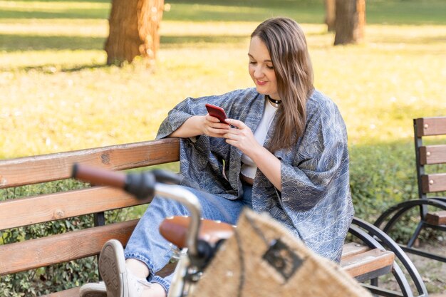 携帯電話を閲覧するかなり若い女性